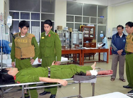 Khong che 2 ke co thu o quan karaoke, mot canh sat bi thuong hinh anh