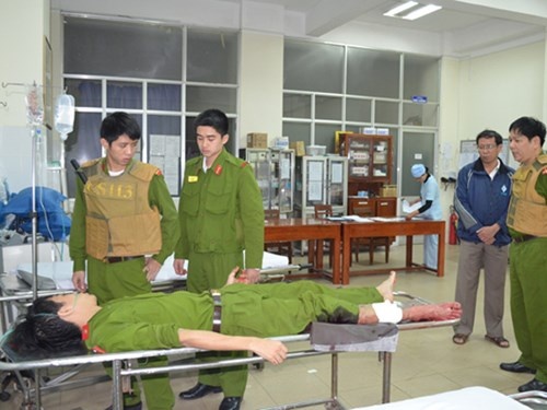 Chiến sĩ Nguyễn Công Đoan đã bị thương ở chân, được đưa đi cấp cứu tại bệnh viện đa khoa Quảng Ngãi.