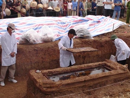 Chu chet duoi luoi dao hai chau vi... nhau hinh anh