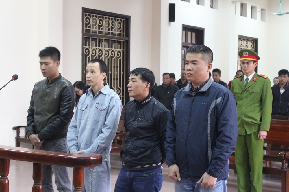 Các bị cáo tại phiên tòa sáng 24/12.
