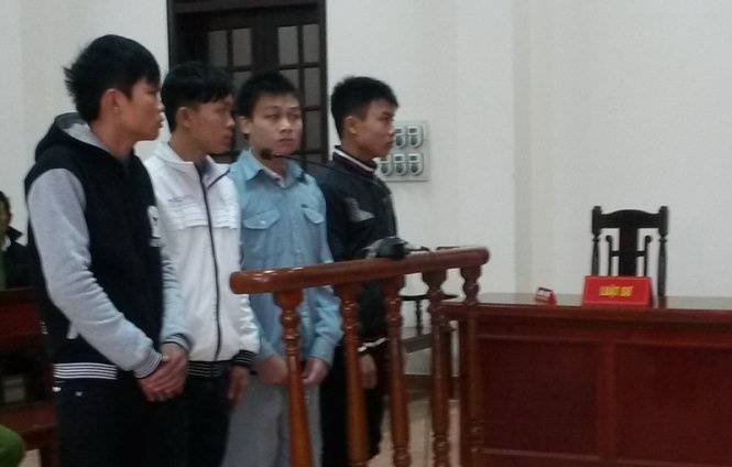 Giat mu cua ban: Hai nguoi bi phat tu, hai nguoi duoc mien hinh anh