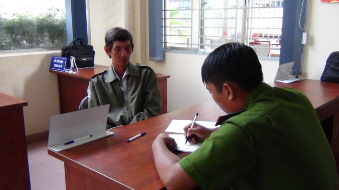 Canh giac chieu lua tien khach don xe hinh anh