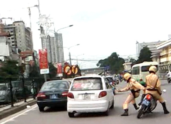 9X lai xe 'ho vo' lien tuc lao xe vao CSGT de tron hinh anh