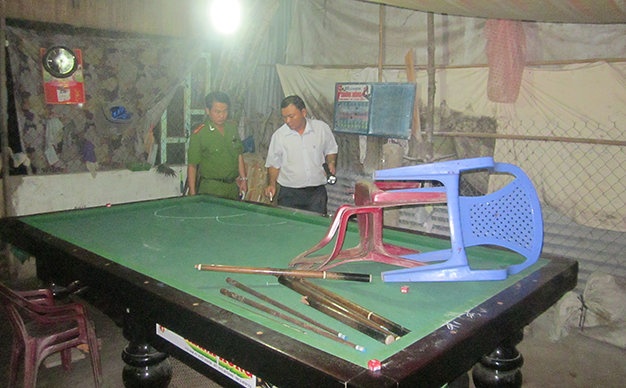 Hon chien trong quan bi da, mot thanh nien chet hinh anh