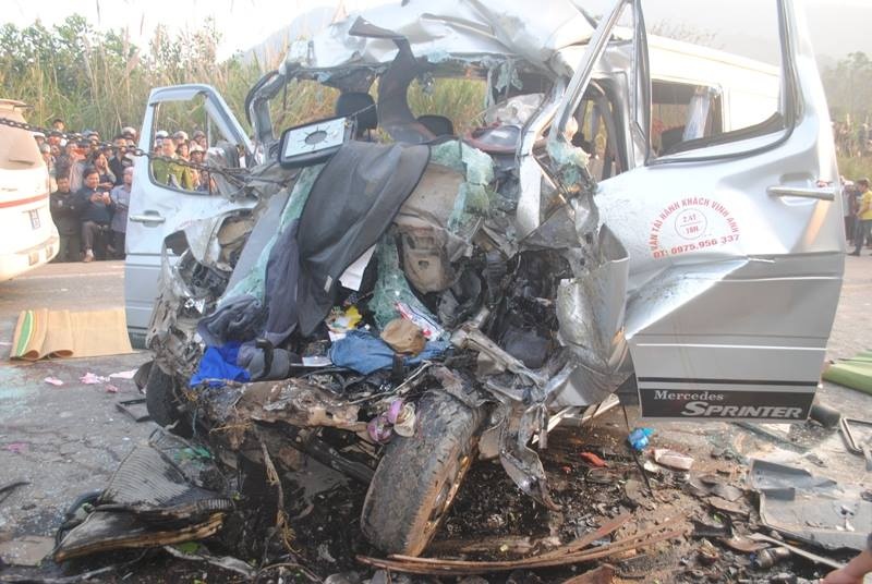 Cảnh sát huy động xe cẩu để tách hai chiếc ô tô gặp nạn ra. Ảnh: Duy Cảnh.