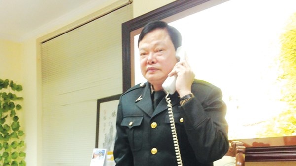 Goi Cuc truong Cuc chong tham nhung de noi chuyen qua Tet hinh anh