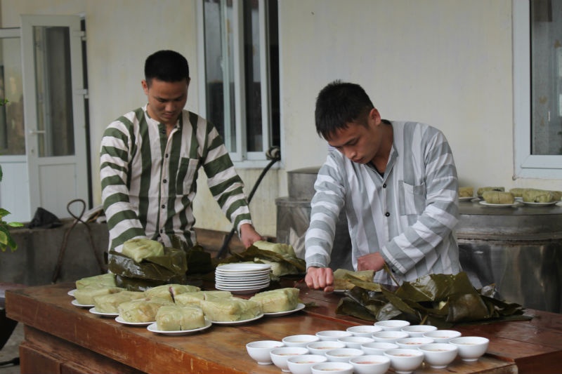 Phan Văn H. (quê Hưng Đông, TP. Vinh, bên trái) nguyên là cầu thủ bóng đá. H. tâm sự, nhà anh ở vùng ven thành phố Vinh, mỗi dịp tết đến gia đình đều bán hoa, cây cảnh. “Bữa tất niên ấm cúng tạo điều kiện cho anh em được cảm nhận hương vị Tết, bớt nhớ gia đình hơn”, H. chia sẻ.