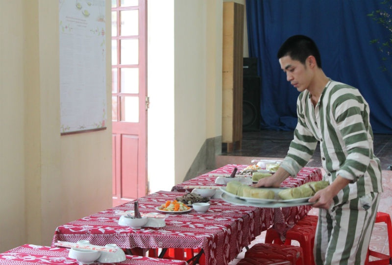 Để tạo điều kiện cho các phạm nhân được đón cái tết ấm cúng, lãnh đạo Trại tạm giam, CA Nghệ An đã quyết định nâng khẩu phần ăn gấp 5 lần ngày thường trong bữa cơm tất niên. 
