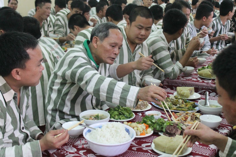 Bua com 'day ap huong vi Tet' trong trai giam hinh anh