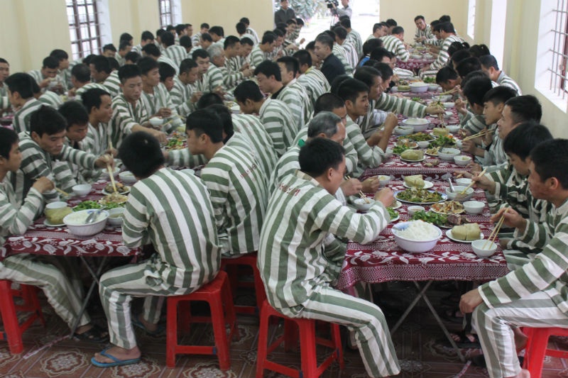 Mâm cơm tết ấm cúng của những mảnh đời lầm lỡ. 