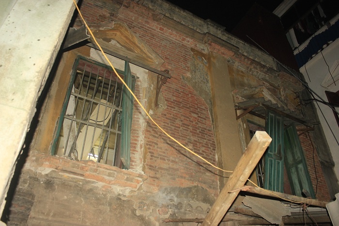 Sau tiếng nổ, tường nhà một số gia đình sống gần đó bị ảnh hưởng. Ảnh: Mai Linh.