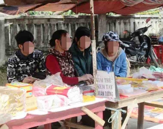 Bán quẻ, xem tay, đoán tướng tại đền Bà Triệu ở tỉnh Thanh Hóa.