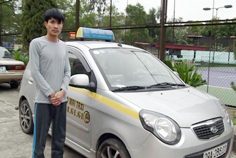 Bat lai xe taxi hat canh sat len nap ca-po hinh anh