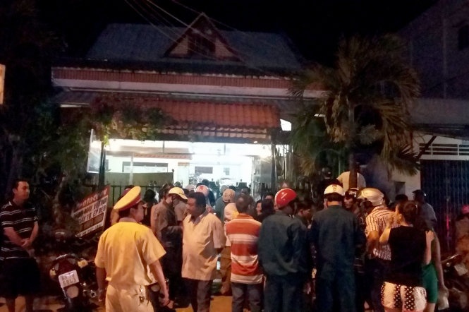 Cơ quan chức năng đang khám nghiệm hiện trường vụ án.