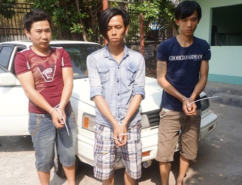 Bat nhom dung oto di trom cho, tan cong canh sat bang bot ot hinh anh