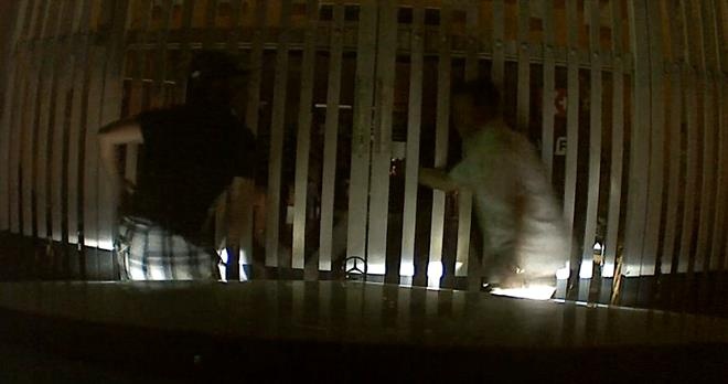 Ông Lương Huy Quang bị tên côn đồ chém tại cổng nhà riêng: Ảnh: Cắt từ clip.