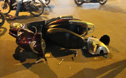 Ke trom lay cap xe khoi hien truong vu tai nan giao thong hinh anh