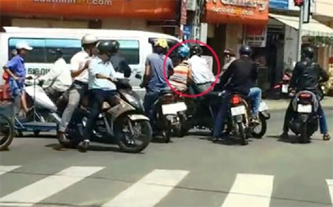 Hình ảnh một vụ dàn cảnh móc trộm tài sản.