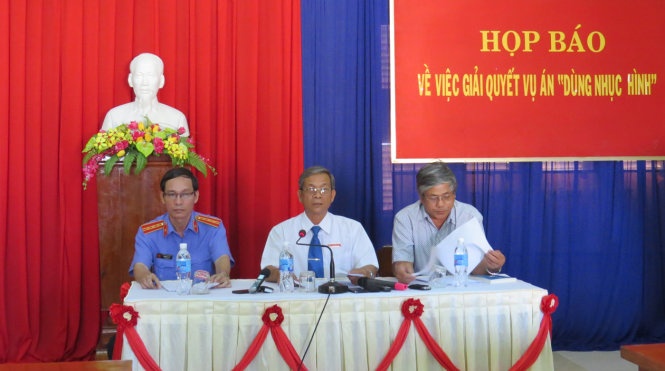 Ông Nguyễn Phi Đô (giữa), phó chánh án TAND tỉnh Phú Yên, chủ tọa phiên tòa xét xử vụ các công an dùng nhục hình, chủ trì cuộc họp báo sau phiên tòa.
