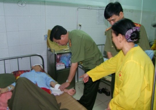 Đại tá Đào Đức Minh, Phó giám đốc Công an tỉnh Thanh Hóa, tới thăm động viên chiến sĩ công an bị thương khi làm nhiệm vụ.