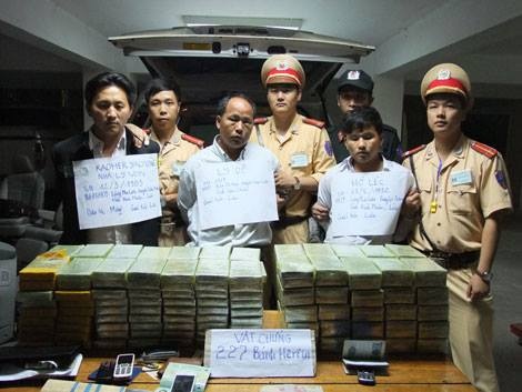 3 người cùng tang vật tại trụ sở công an. Ảnh: Công an Nhân dân.