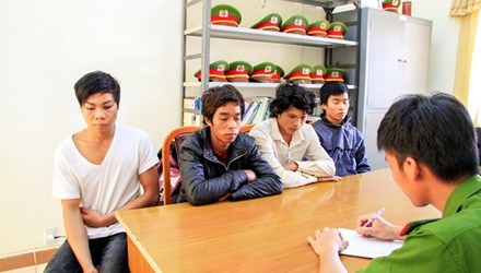 Bon thanh nien danh truong cong an xa bat tinh hinh anh