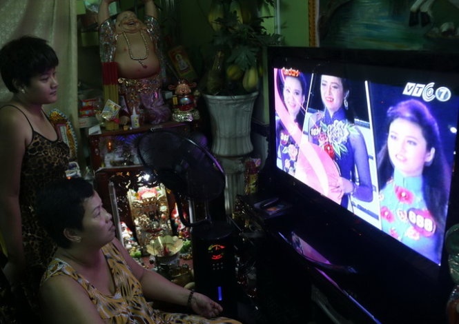 Bà Nguyễn Phước Phương Thi (Q.Bình Thạnh, TP.HCM) chia sẻ hiện nay số lượng kênh có chương trình hay còn ít mà giá cước đòi tăng lên rất thiệt cho người dùng.