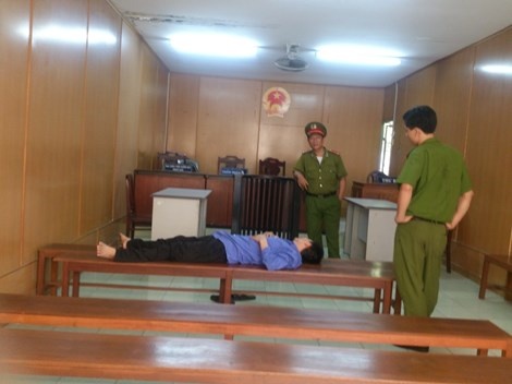 Bi cao ngat xiu khi toa nghi an hinh anh