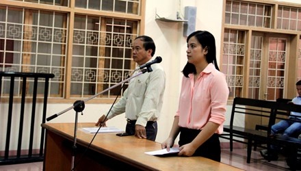Ông Mạc Thanh Sơn (đại diện nguyên đơn) và bà Nguyễn Thị Yến Vy (đại diện bị đơn) tại phiên tòa.
