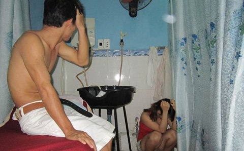 Nhan vien tiem hot toc kich duc cho khach hinh anh