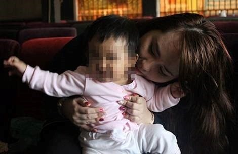 Bích Trâm bế bé gái đến quán cà phê trong lần gặp phóng viên.