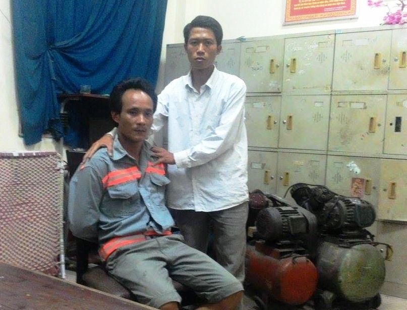 Trịnh Văn Chung (trái) tại cơ quan điều tra. Ảnh: Thanh Hải.