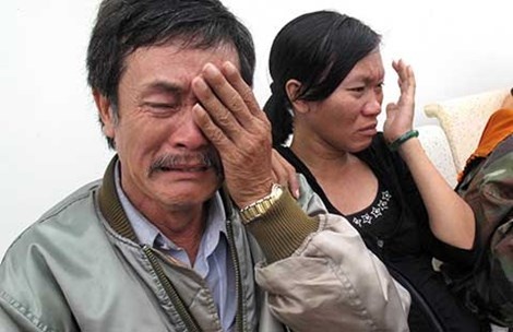 Cha và chị ruột chị Trần Thị Hải Yến đau khổ trước cái chết oan khuất của người thân. 