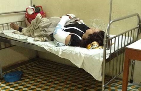 Nạn nhân Huỳnh Thị Thu đang điều trị tại bệnh viện sau khi bị chồng đánh đập dã man.