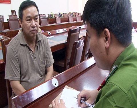 Công an lấy lời khai Nguyễn Tiến Dũng.