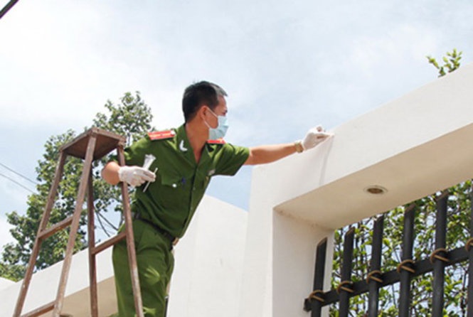 Cơ quan điều tra lấy dấu vết tại hiện trường.