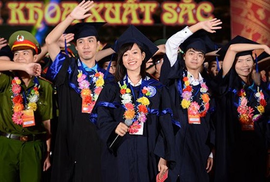 Thu khoa xuat sac duoc vao cong chuc khong qua thi tuyen hinh anh