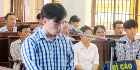 Bị cáo trước vành móng ngựa.