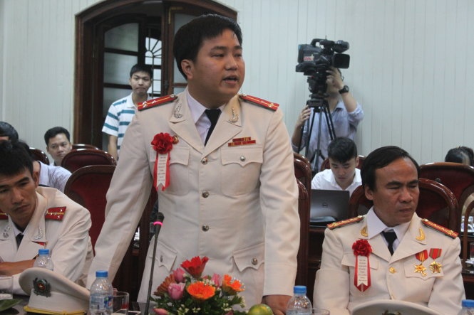 Thượng úy Nguyễn Văn Phú - gương điển hình tiên tiến giao lưu.