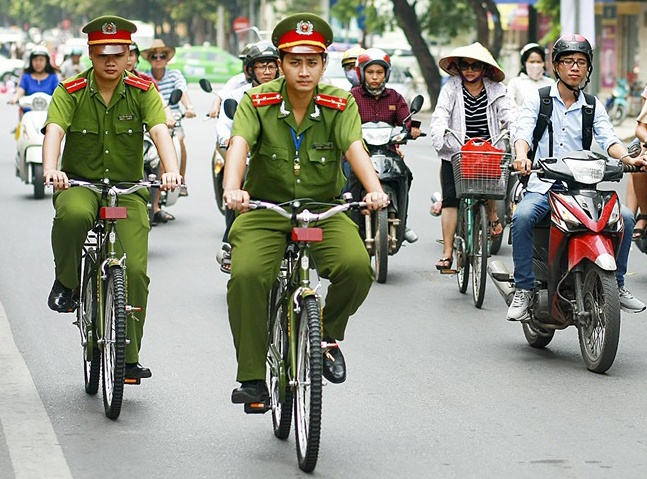 'Canh sat di xe dap co the tham gia truy bat toi pham' hinh anh