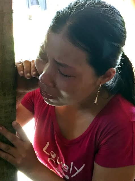 Người thân nạn nhân sụt sùi khóc sau thảm án. Ảnh: Mạnh Thắng.