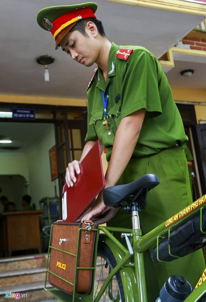 Kích cỡ của túi và ngăn chứa to hơn khổ A4. Ảnh: Chí Toàn.
