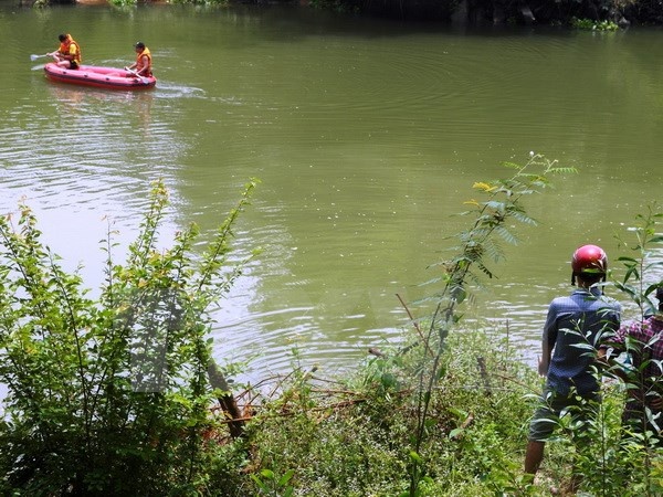 Hai hoc sinh chet duoi tai ao nuoc bo hoang hinh anh