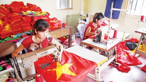 Những ngày này, gia đình truyền thống làm cờ lại bận rộn cho ngày lễ lớn của dân tộc.