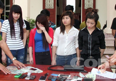 15 nam, nu phe thuoc lac lu dien cuong trong quan karaoke hinh anh