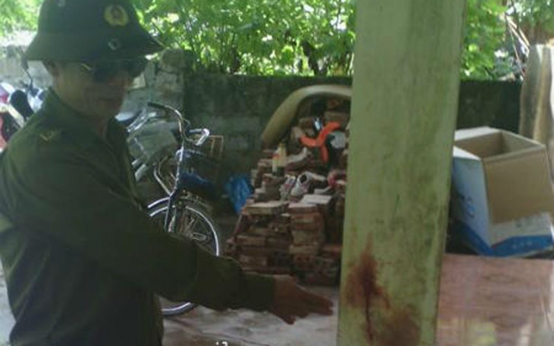 Những vết máu tại hiện trường được cho là của ông Đoài lúc ông này đập đầu định tự vẫn.