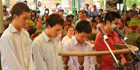 Bốn bị cáo trong vụ rạch đùi 18 nữ sinh.