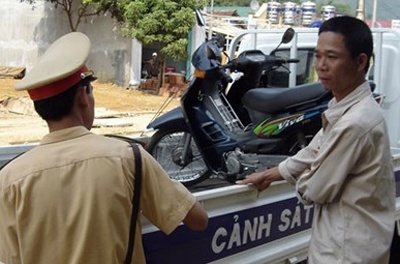 Quay phim CSGT de 'tong tien', boi nho la pham luat hinh anh