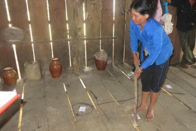 Cơ quan điều tra cho Y Dập thực nghiệm lại hành vi giết chồng.