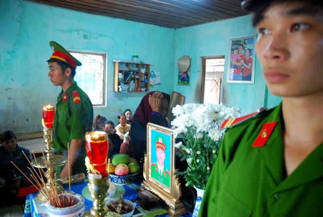 Đồng đội, người thân đến dự lễ tang chia buồn gia đình trung uý Nay Plong.